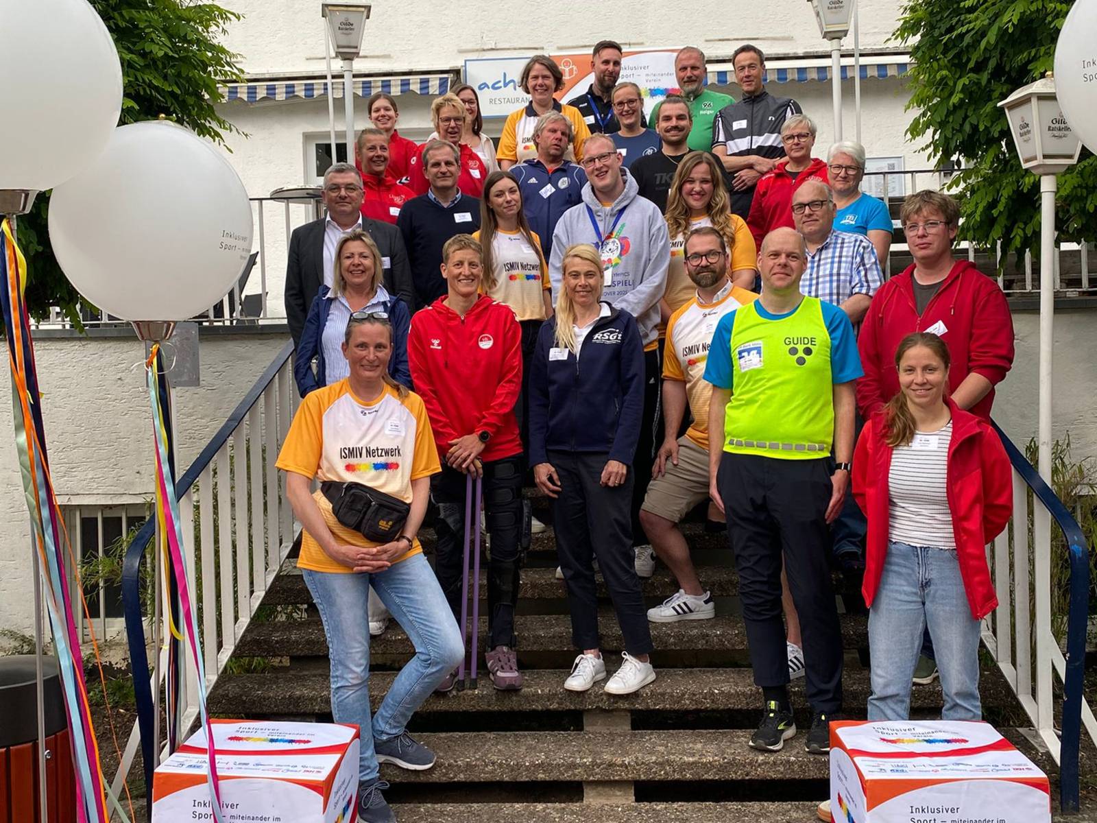Eine Gruppe von Personen auf einer Treppe