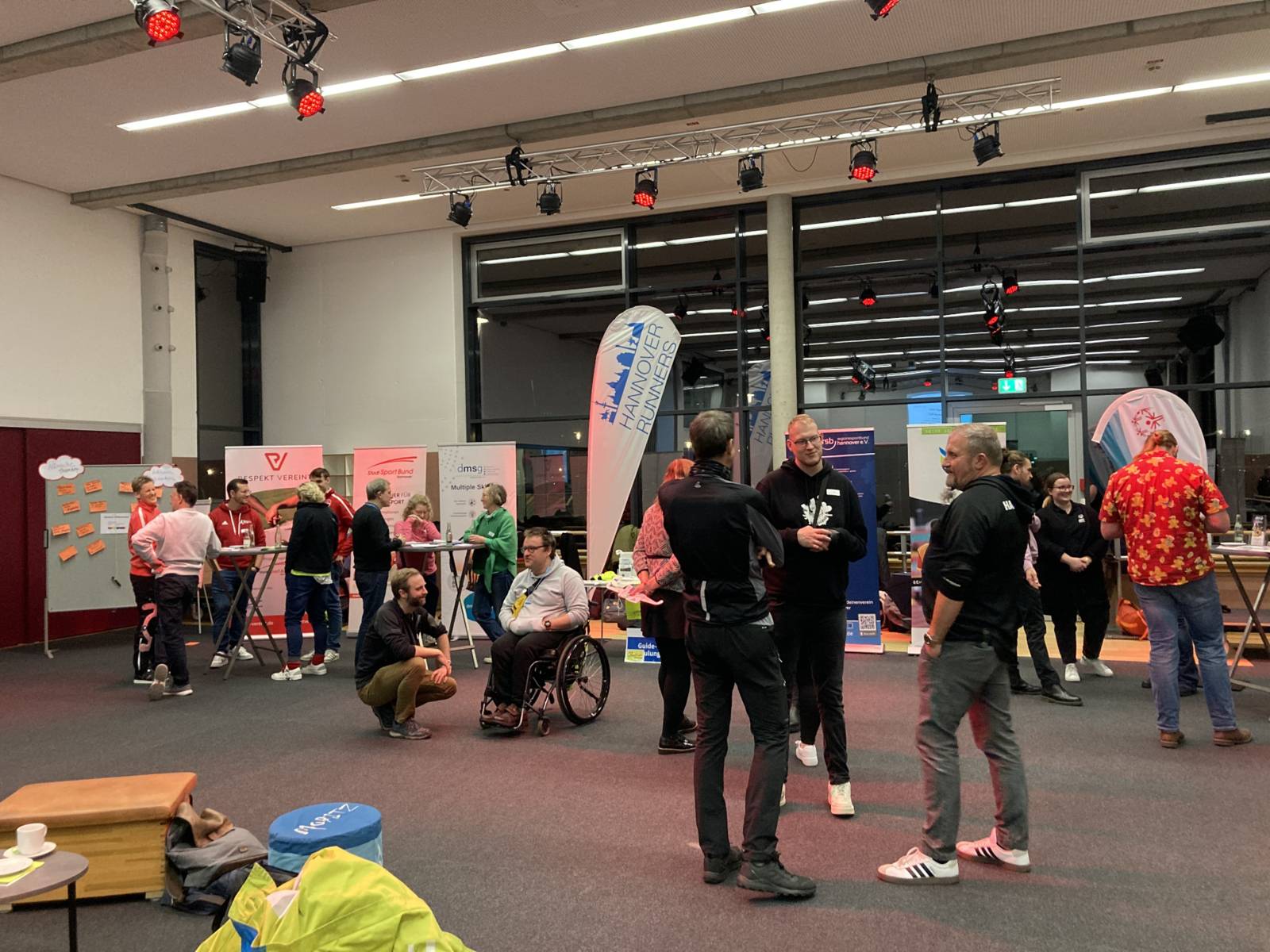 Menschen in einer Halle, die sich unterhalten