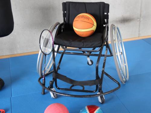 Diverse Sportgeräte und ein Rollstuhl