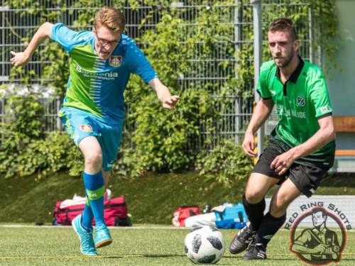 Zwei Männer beim Fussballspiel draußen