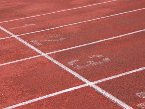 Startbereich einer Rundlaufbahn auf einem Sportplatz