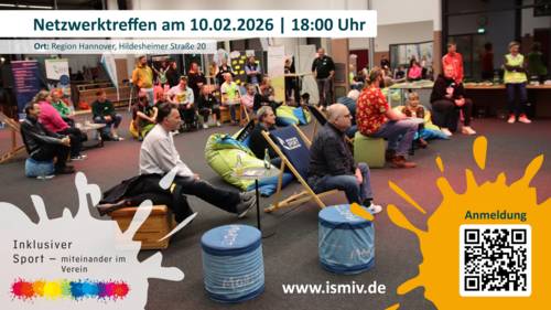 Menschen, die auf Klappstühlen und Sportgeräten sitzen