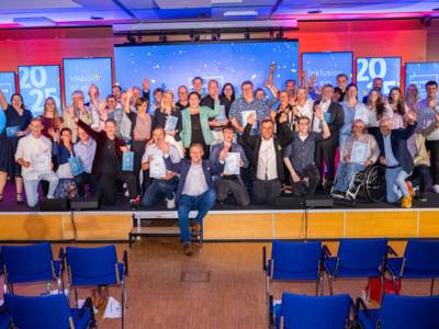 Personengruppe auf einem Podium