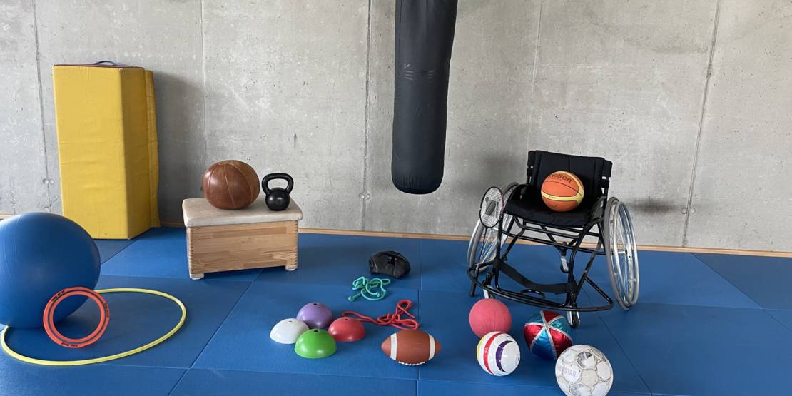 Rollstuhl und Basketball