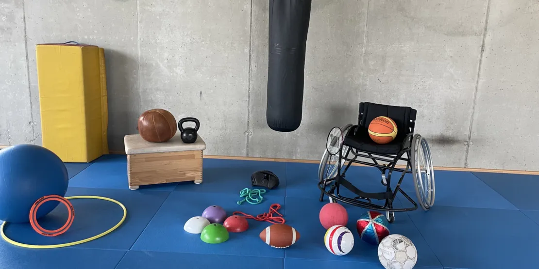 Rollstuhl und Basketball