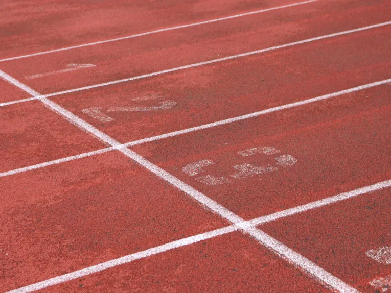 Startbereich einer Rundlaufbahn auf einem Sportplatz